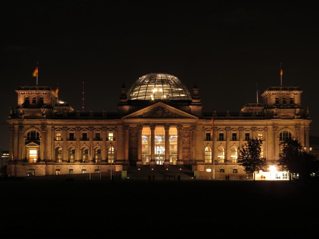 Near Brandenburg Gate - & Berlim
