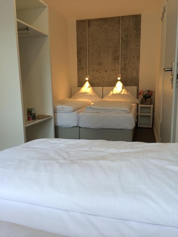 Near Brandenburg Gate - & Albergue *