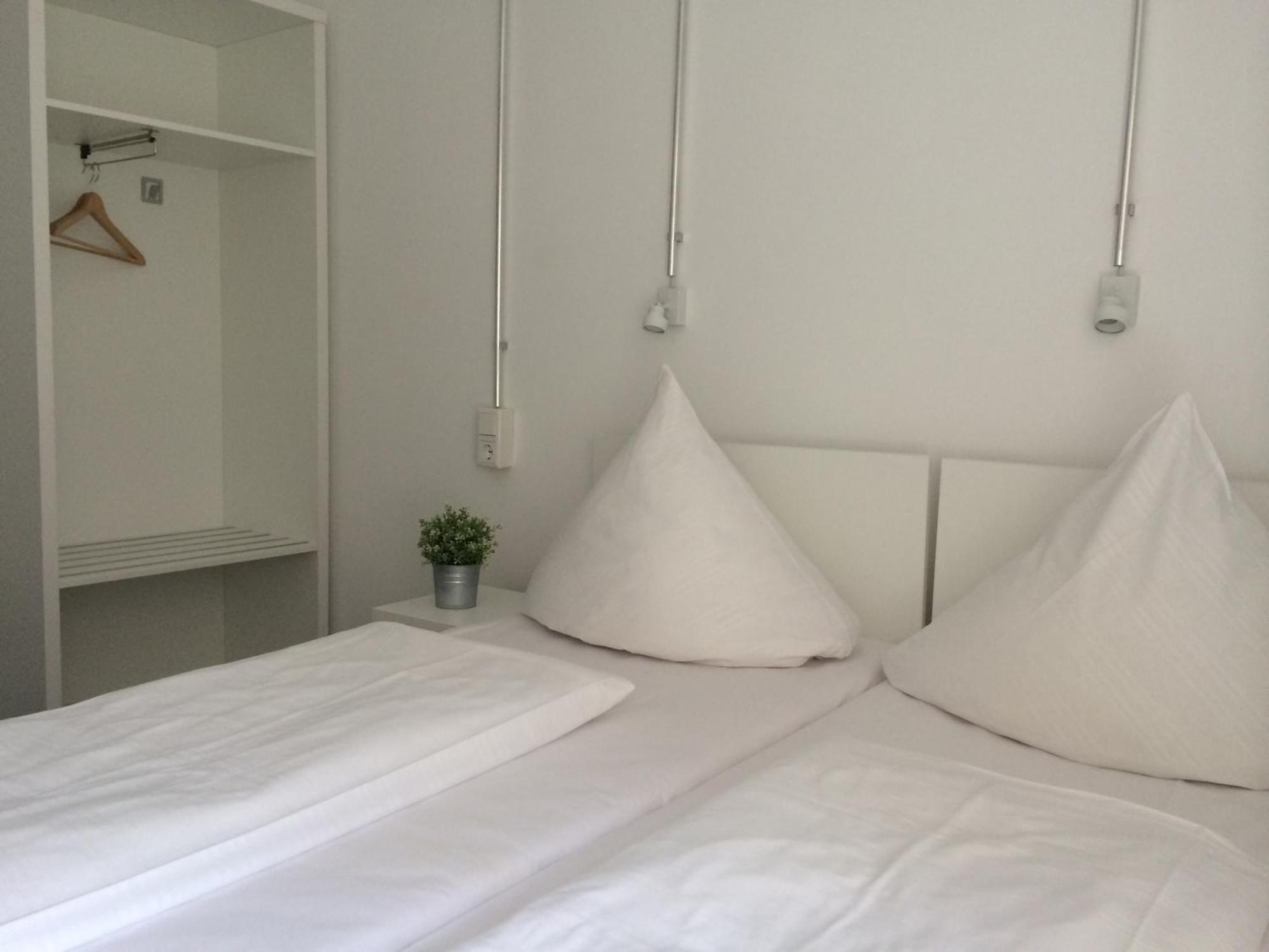 Albergue Near Brandenburg Gate - & *