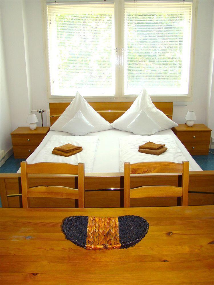 Near Brandenburg Gate - & Albergue