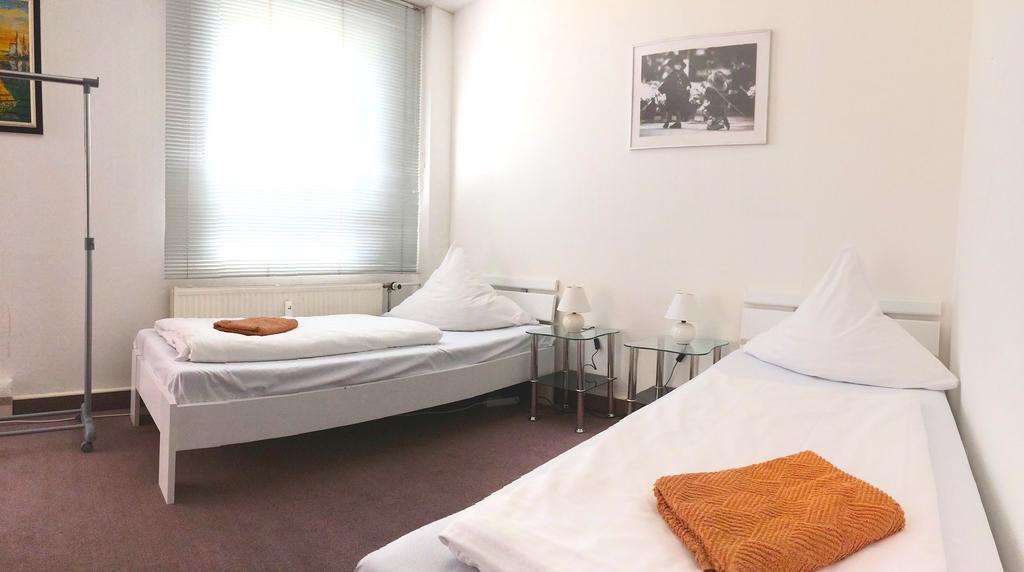 Near Brandenburg Gate - & Albergue *