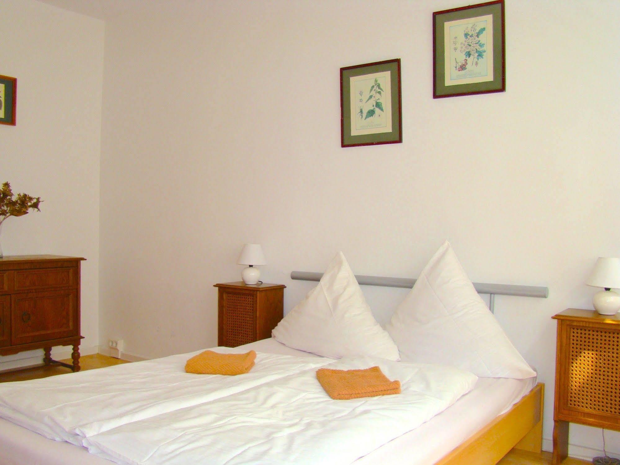 Albergue Near Brandenburg Gate - & *