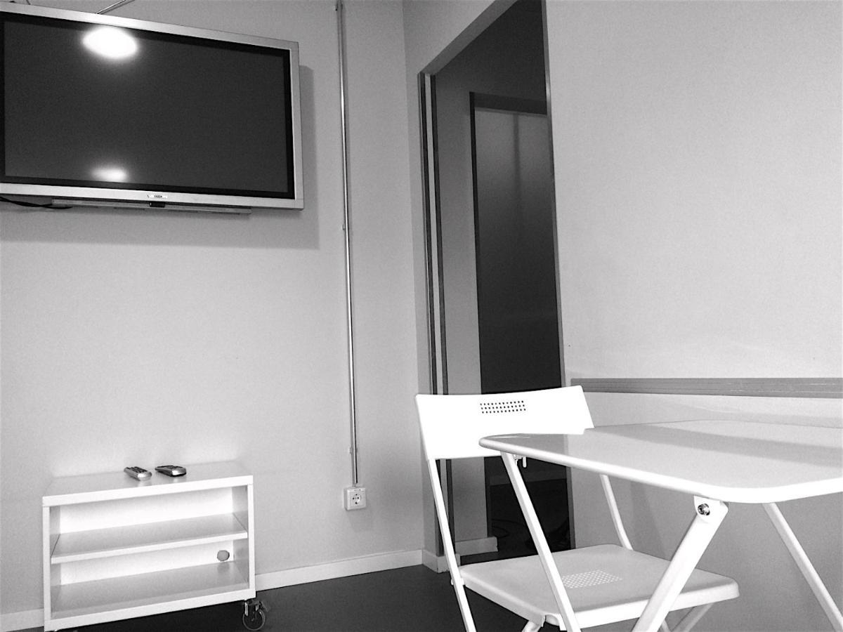 Albergue Near Brandenburg Gate - & *